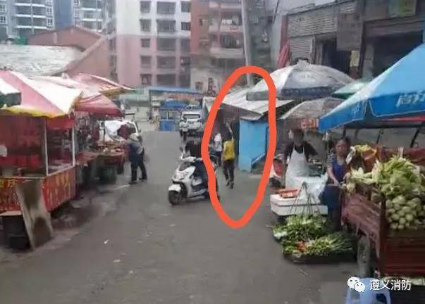 這條街最靚的仔！男孩為消防帶路上熱搜引網友怒贊：少年強則國強(圖1)