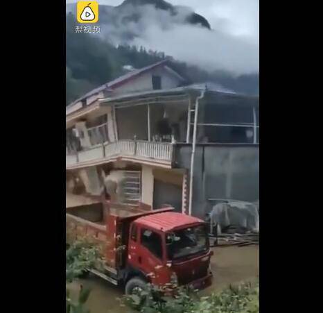湖北村民50萬建的新房被洪水沖倒，一家人居無定所(圖1)