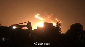 四川廣漢燃爆事故現(xiàn)場(chǎng)明火撲滅(圖1)