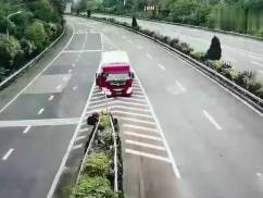 話嘮遭人煩！男女坐車旅游因話太多，被司機丟在了高速上 (圖2)