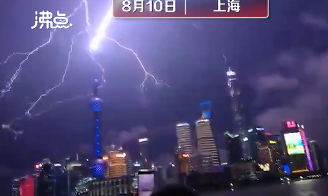 網(wǎng)友：誰(shuí)在渡劫？上海東方明珠被閃電擊中？已裝備環(huán)形避雷針，并未“親吻”到 (圖3)