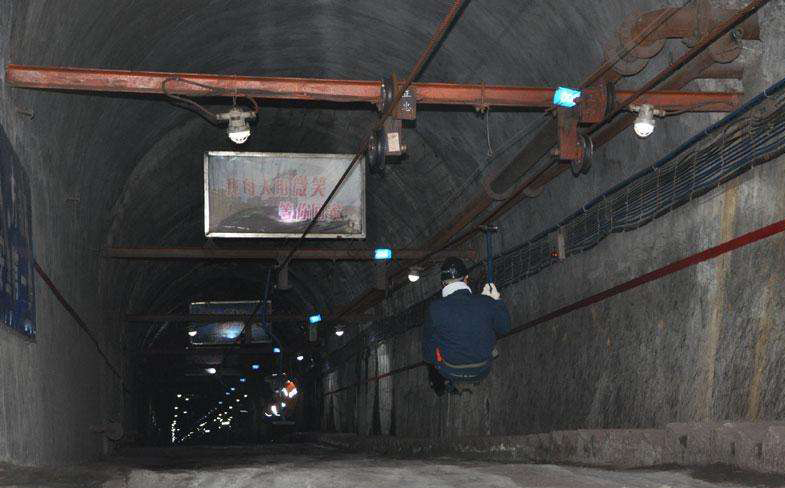 煤礦井下緊急避險(xiǎn)系統(tǒng)應(yīng)急救援車功能、使用維護(hù)說明(圖1)