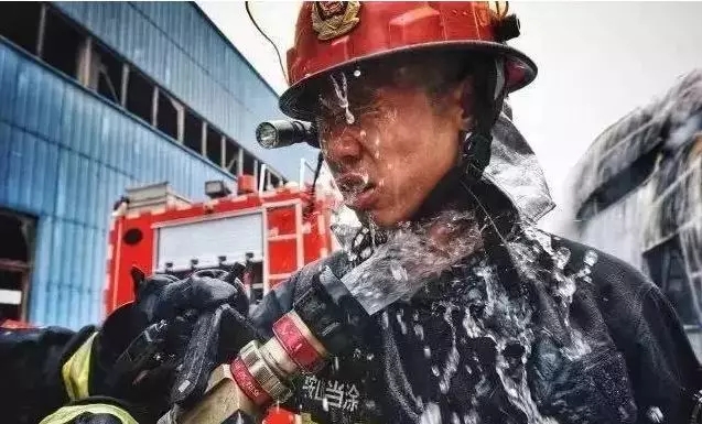 消防裝備：消防員戰斗服是干的還是濕的好？有怎么區別？(圖2)